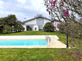 Jolie Villa de Plain -pied  avec piscine Anglet limite Bassussarry